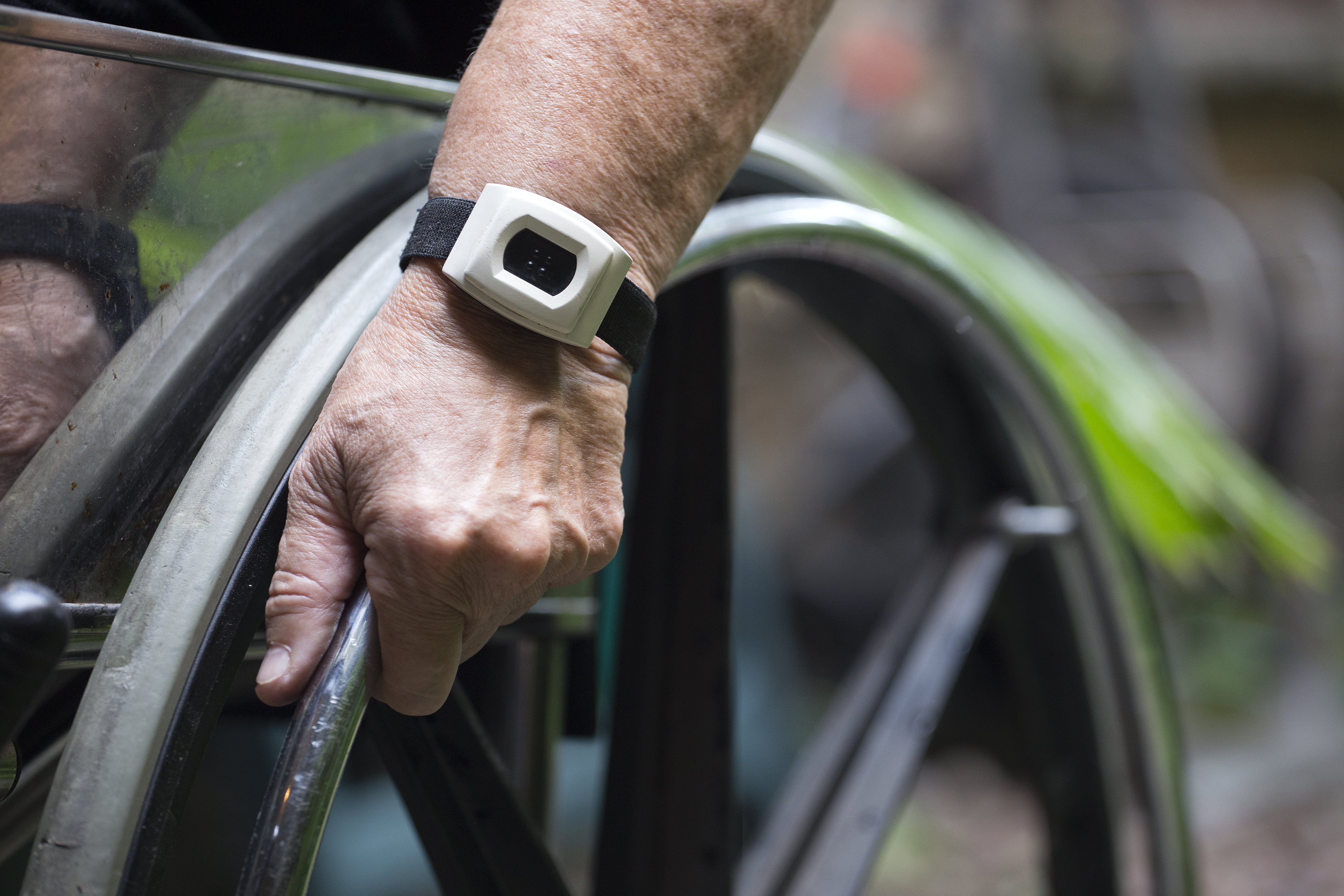 Compare Monitored vs. Nonmonitored Medical Alerts Systems for Seniors